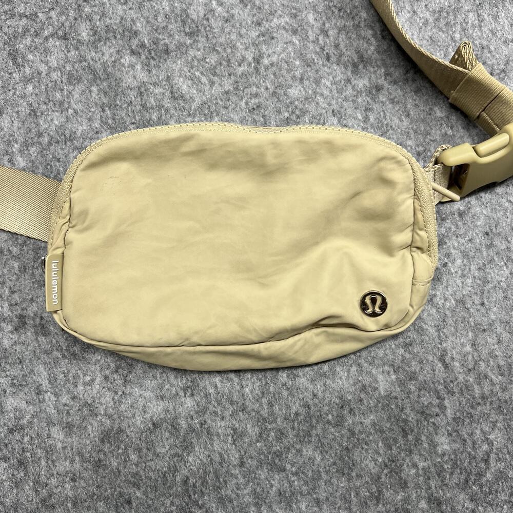 Lululemon Belt Bag Womens Small Beige Nylon Fanny Pack Adjustable Casual Preppy